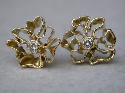 18karaat  gouden oorbellen met diamant organische vorm. Afbeeldingen atelier12hoven arnhem