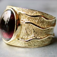 18karaat gouden ring met patroon edelsteen toermalijn Arnhem handgemaakt