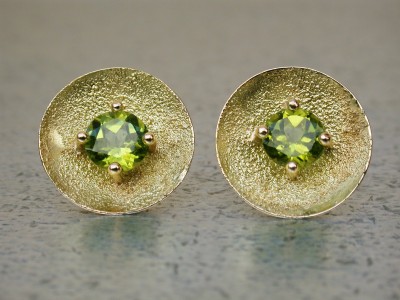 18kr gouden oorbellen met olivijn peridot afbeeldingen handgemaakt edelsmid goud en zilver smid
