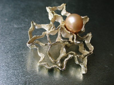 Broche zilver ,met  goud afbeelding  met zoet water parel arnhem (2)