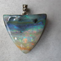 exclusieve opaal hanger met diamanten gezet in witgoud design ontwerp.