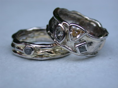 huwelijks ringen trouwringen wit en geel goud met ruwe diamant gele diamant