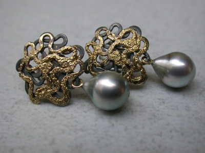 oorbellen zilver met goud  en zoetwater parel ontwerp ontworpenedelsmid arnhem afbeeldingen