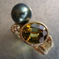 prachtige ring unicum  groene toermalijn met Tahiti parel parels goud ontwerp armhen sieraden