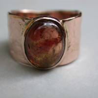 roodgouden ring met roze bruine toermalijn speciaal ontwerp handgemaakt arnhem
