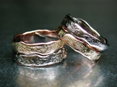 trouw ring ringen twee kleuren goud wit met rood structuur