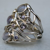 witgouden ring met stersaffieren en diverse kleur saffieren ontwerpster