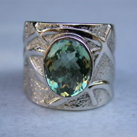 witgouden ring speciaal ontwerp met patroon met kleursteen toermalijn kleurstenen.