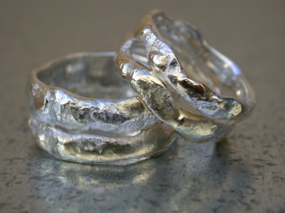 zilver ingesmolten met geelgoud trouwringen ringen organische naturalistische stijl