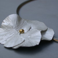 zilveren viool hanger met gouden hart. Gedreven zilver